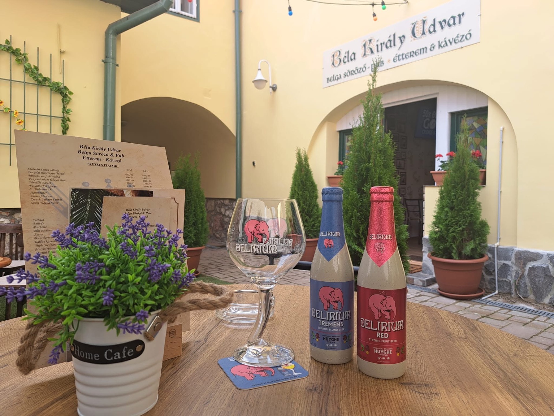 La Trappe felirat és sörösüvegek polcokon